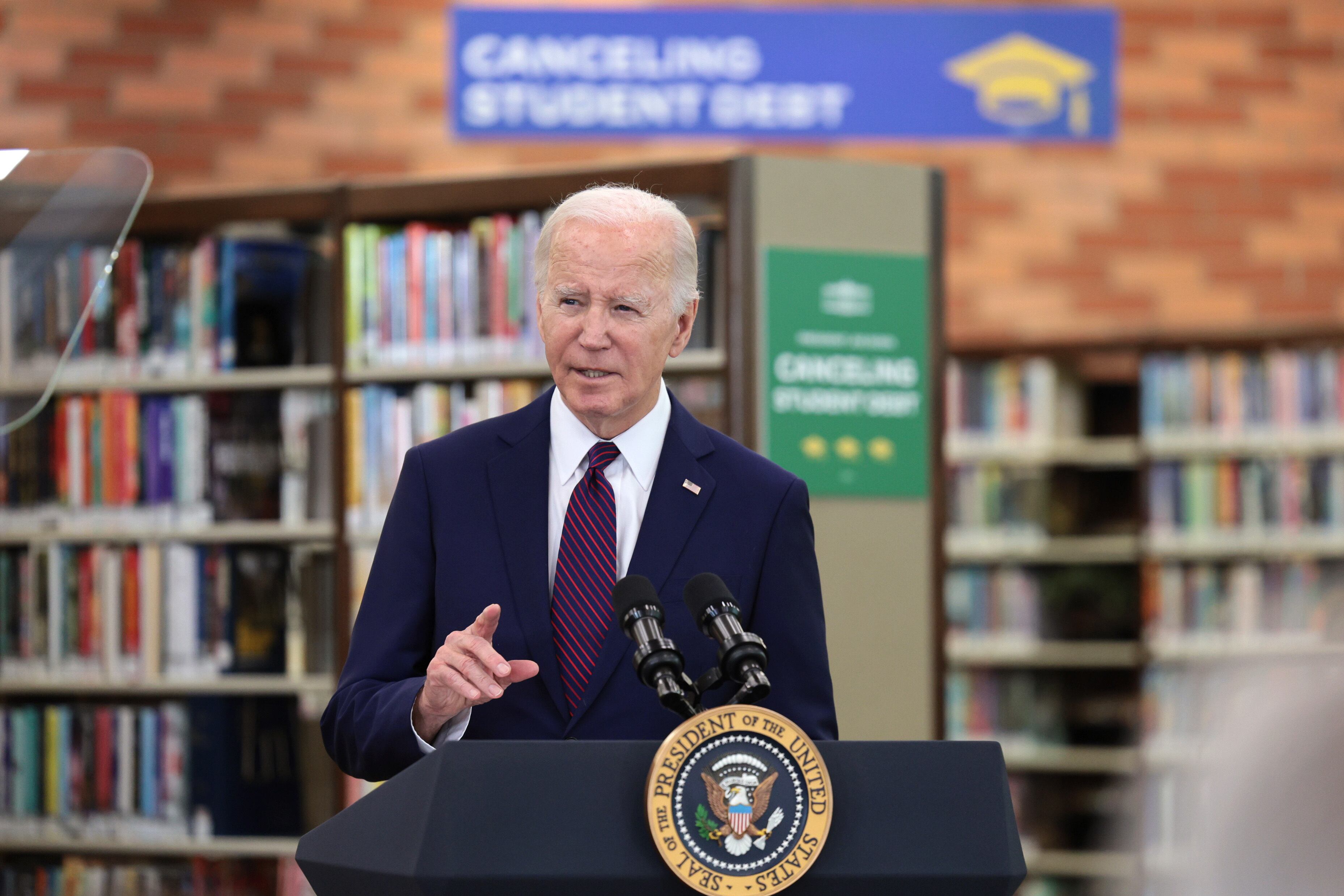Culver City (United States), 21/02/2024.- US President Joe Biden speaks at the Culver City Julian Dixon Library in Culver City, California, USA, 21 February 2024. Today, US President Biden announced the cancellation of an additional $1.2 billion in student loan debt for around 135,000 borrowers. EFE/EPA/ALLISON DINNER