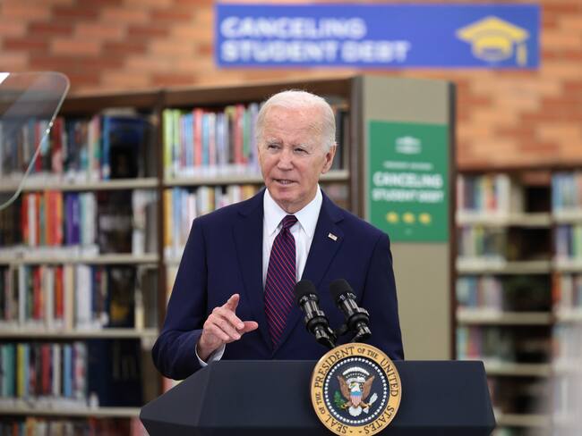 Culver City (United States), 21/02/2024.- US President Joe Biden speaks at the Culver City Julian Dixon Library in Culver City, California, USA, 21 February 2024. Today, US President Biden announced the cancellation of an additional $1.2 billion in student loan debt for around 135,000 borrowers. EFE/EPA/ALLISON DINNER