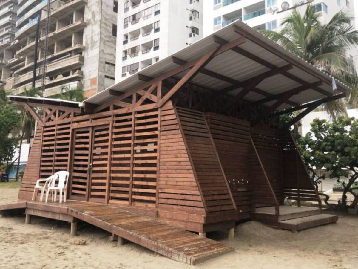 Los mobiliarios de las playas de Cartagena solo los usan los fines de semana
