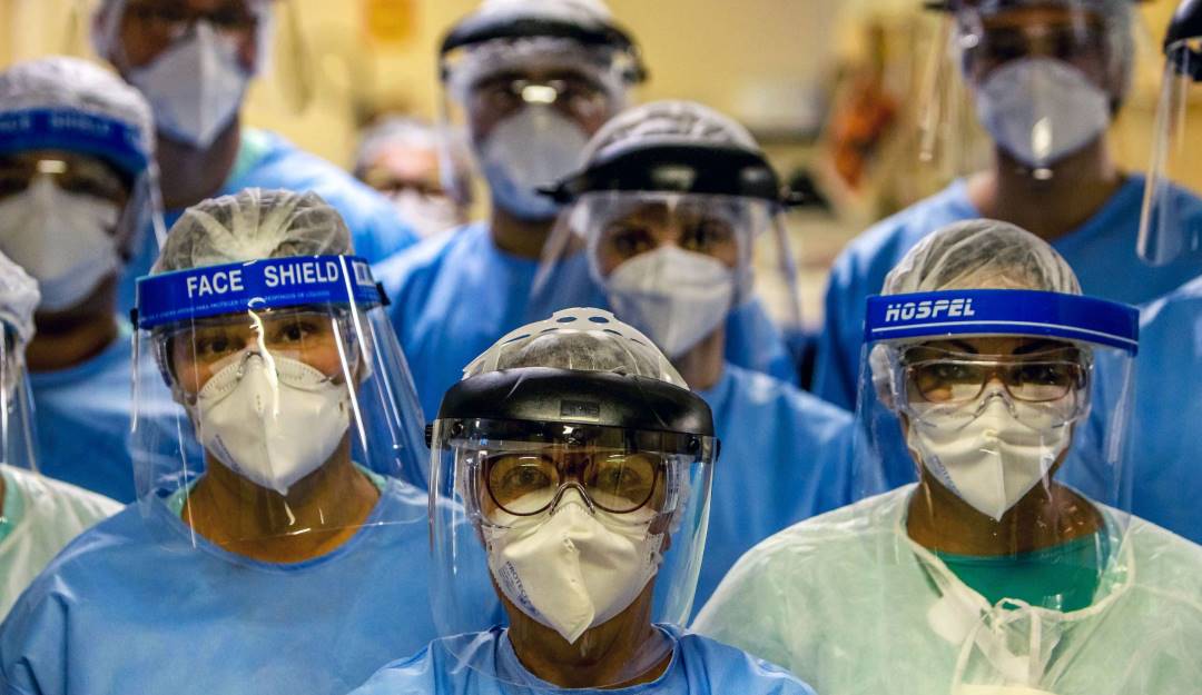 Personal sanitario brasileño durante la atención de la pandemia del COVID-19.            Foto: Getty 