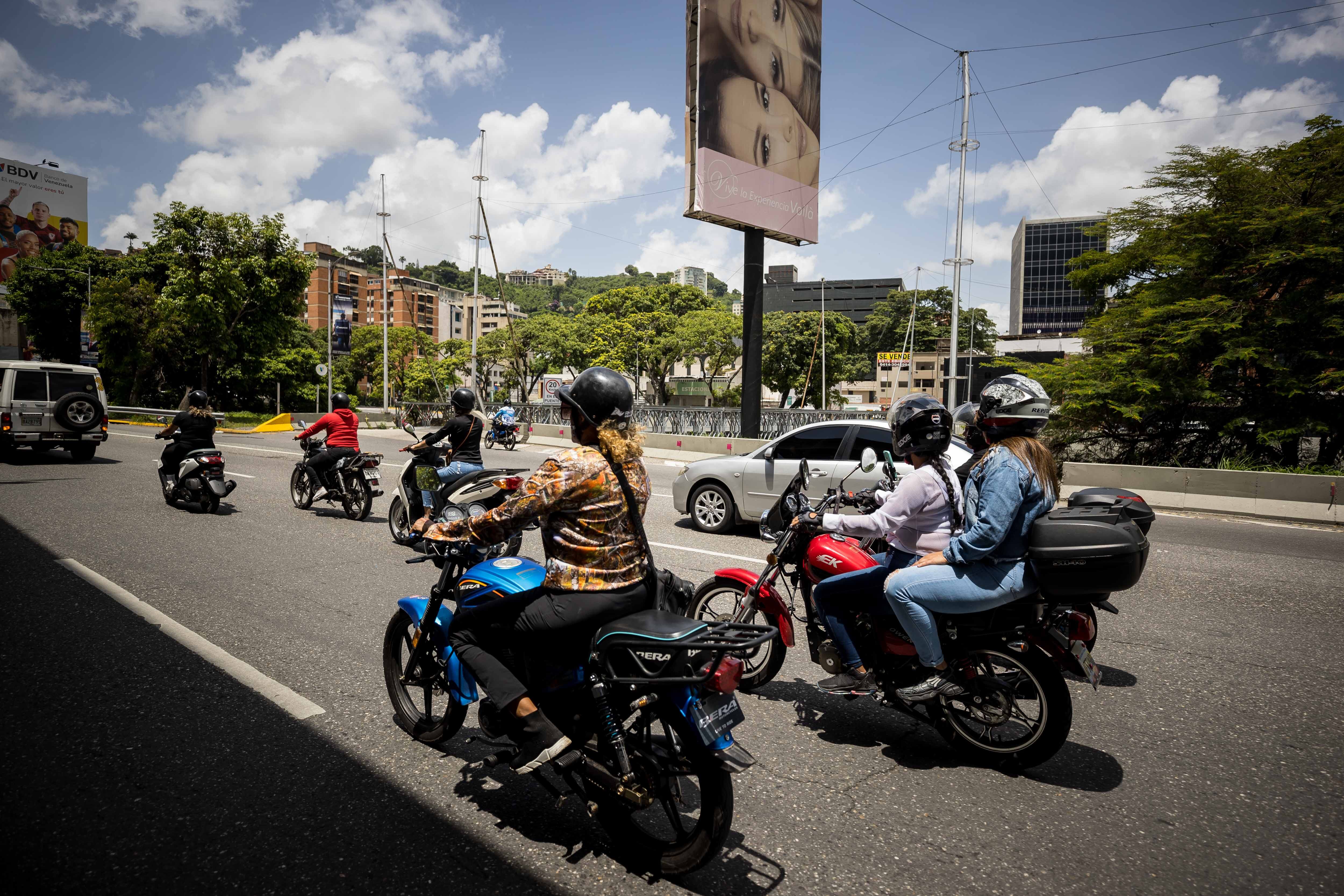 ACOMPAÑA CRÓNICA: VENEZUELA MUJERES AME2439. CARACAS (VENEZUELA), 22/08/2024.- Fotografía del 3 de julio de 2024 de mujeres en motocicletas luego de una clase de mecánica para motorizadas en Petare, la barriada más grande de Caracas (Venezuela). Las alumnas del taller y las organizadoras reconocen que cada día hay más mujeres motoristas, por lo que -coinciden- es más necesario que nunca tener nociones de mecánica en un mundo en el que ellas llevan décadas luchando por el derecho a su autodeterminación y demostrando su manera de hacer tareas que antes les habían sido negadas. EFE/ Miguel Gutiérrez