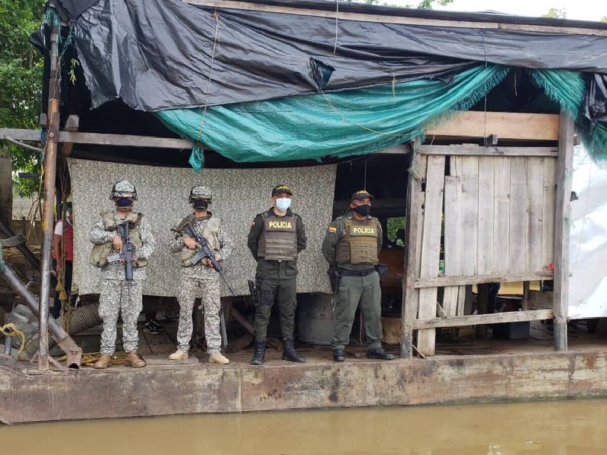 Incautan draga presuntamente usada por el Clan del Golfo en Achí, Bolívar