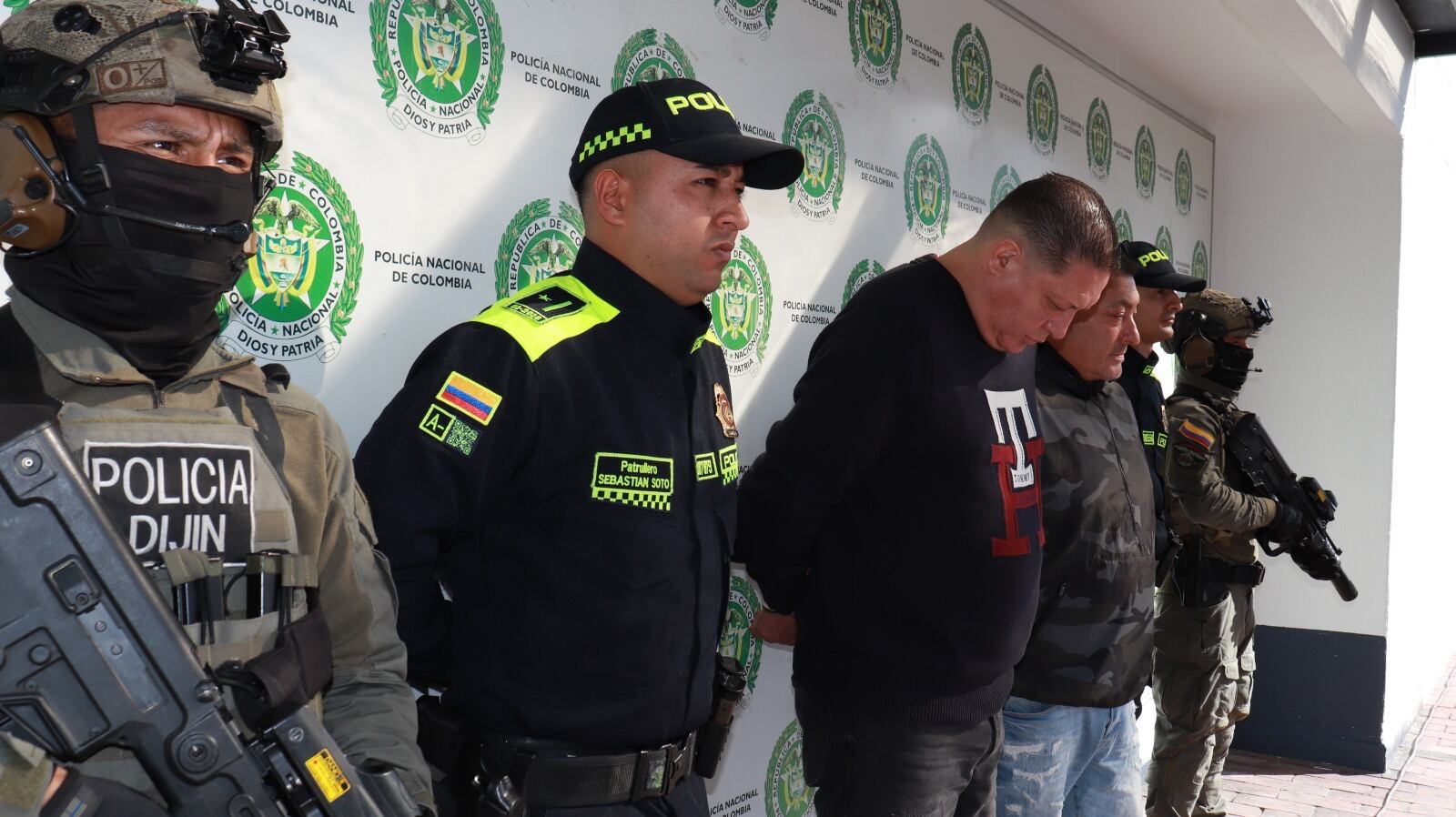 Dos capturados en Colombia, requeridos por Estados Unidos tras el robo de joyas preciosas en ese país.