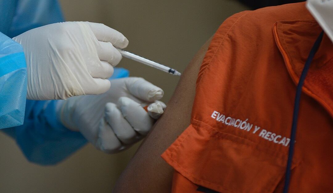 El gobierno ecuatoriano también permitirá a los gobiernos locales comprar vacunas por su cuenta.