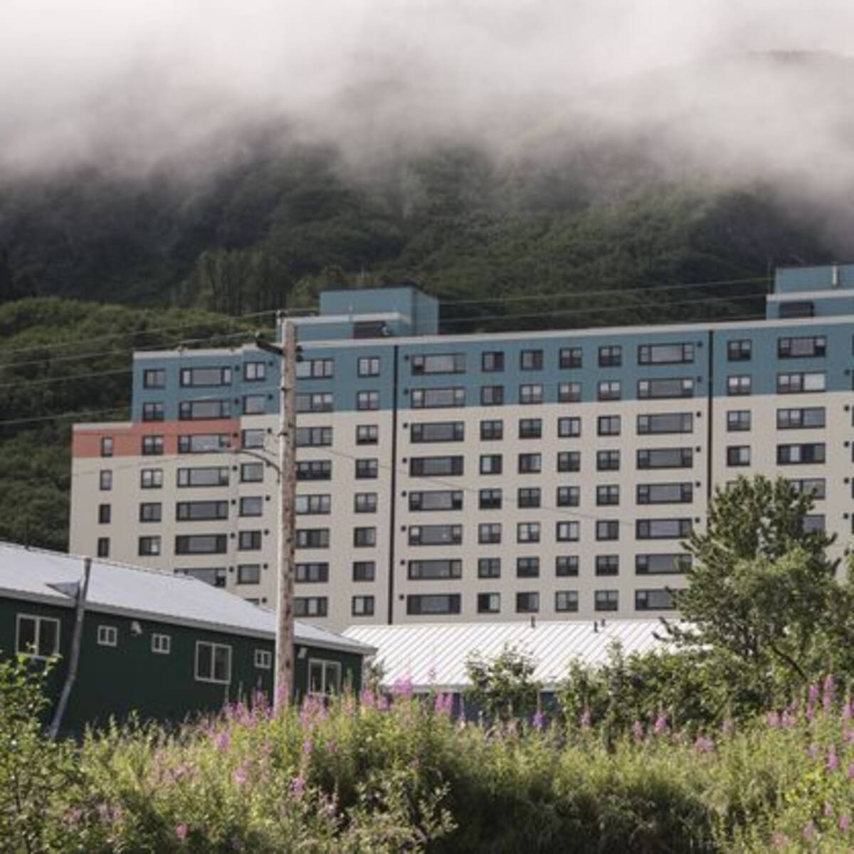 En Alaska, todo un pueblo vive en el mismo edificio: conozca la historia de Whittier