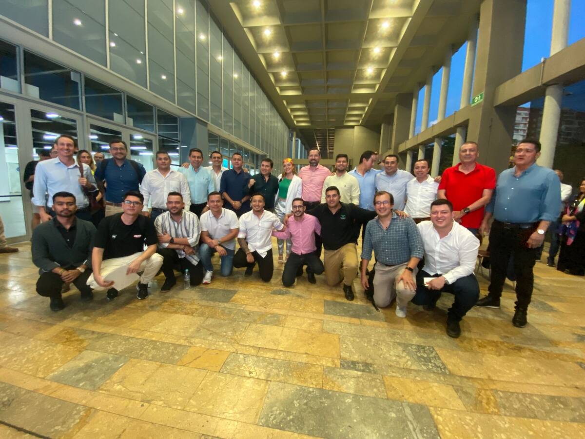 Los 19 concejales electos en Bucaramanga y Jaime A. Beltrán se reunieron por primera vez