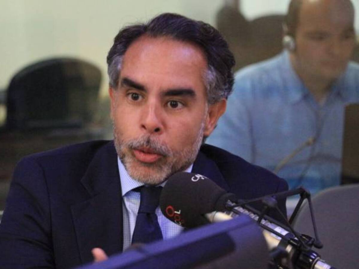 Santos advirtió que si Cambio Radical no vota la JEP saldrá del Gobierno: Benedetti