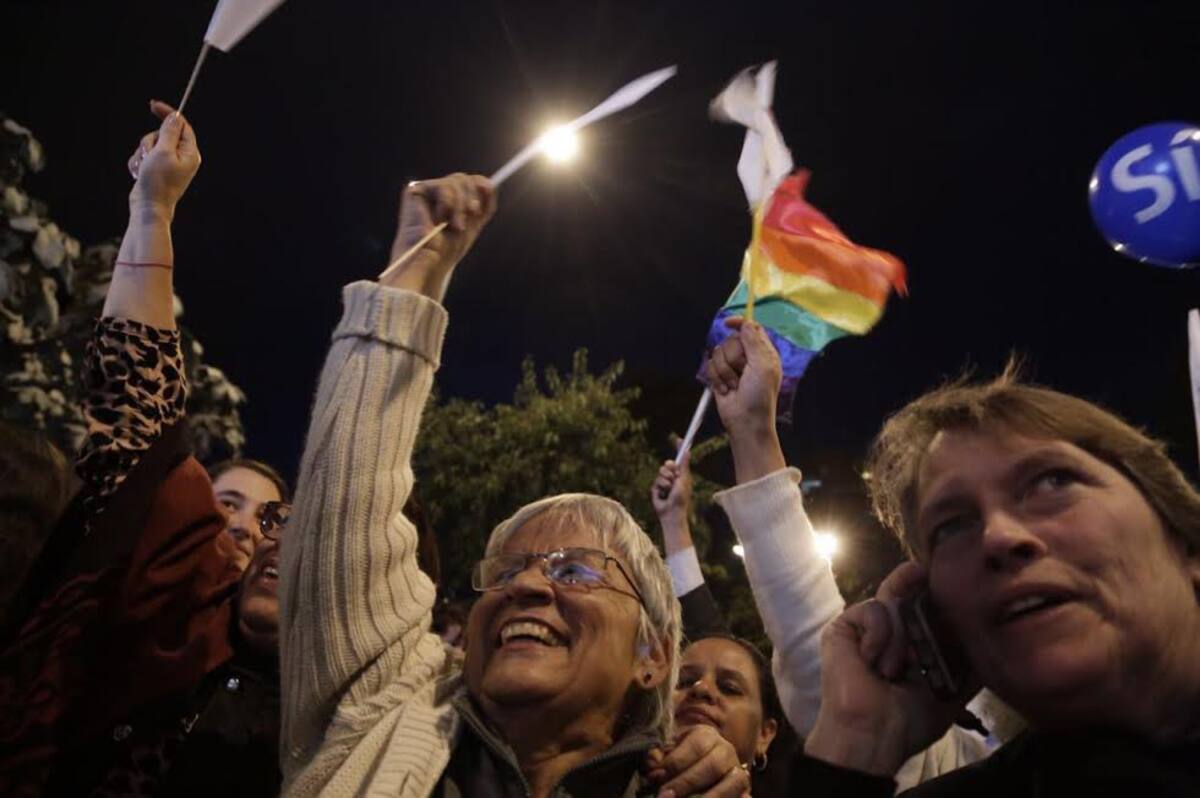 Banderas tricolores, blancas e incluso LGTBI se ondearon el el parque de los Hippies.