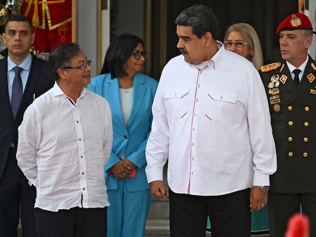 Gustavo Petro y Nicolás Maduro. (Photo by FEDERICO PARRA/AFP via Getty Images)