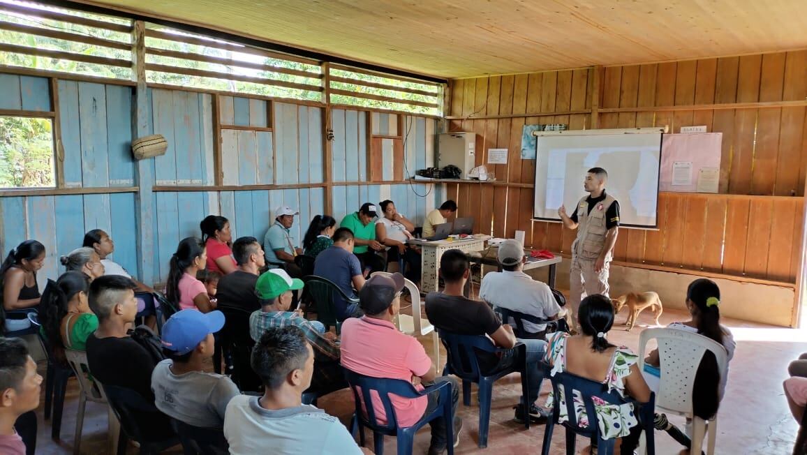 Indígenas del Vaupés reciben capacitación sobre minas antipersonal y cómo evitarlas. Cortesía: Ejército Nacional.