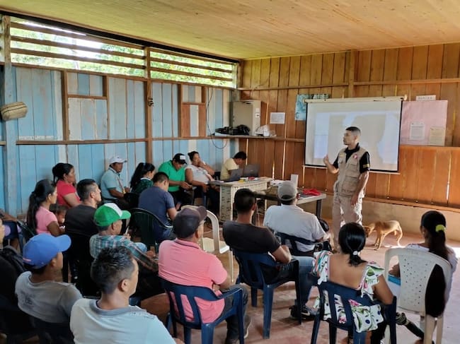 Indígenas del Vaupés reciben capacitación sobre minas antipersonal y cómo evitarlas. Cortesía: Ejército Nacional.