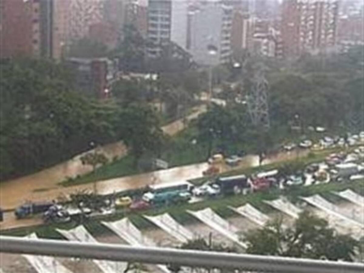 Superado el caos vehicular en Medellín tras fuerte aguacero