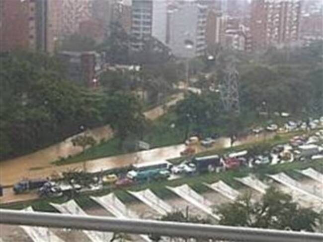 Superado el caos vehicular en Medellín tras fuerte aguacero