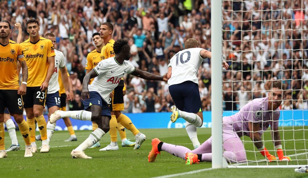 Dávinson Sánchez festeja junto a Harry Kane el único gol del partido.