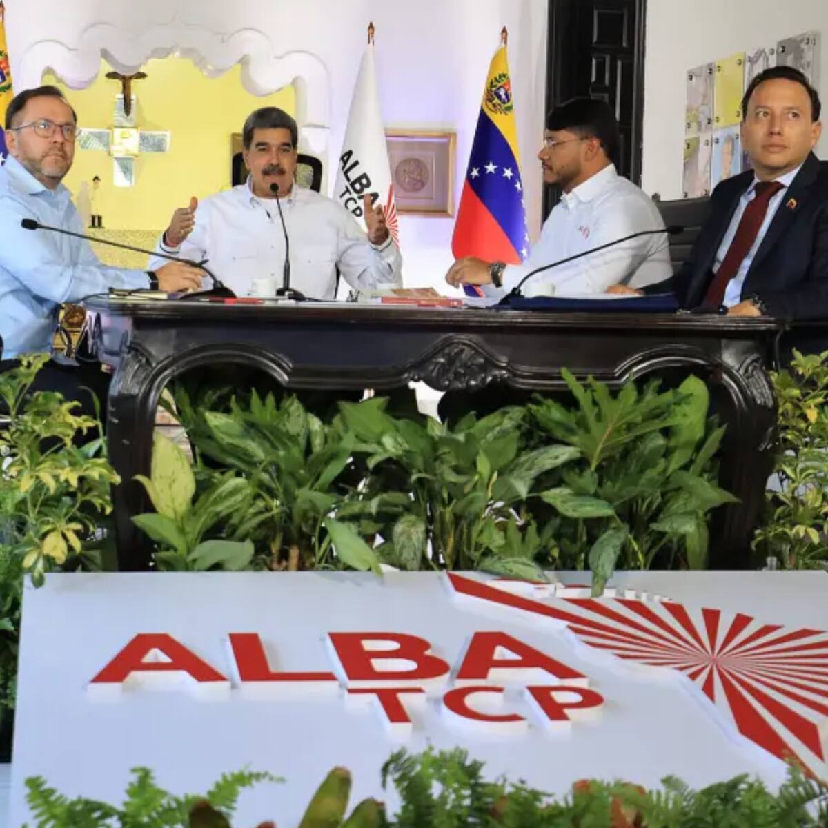 Maduro pide a gobiernos cercanos unirse para defender a Venezuela