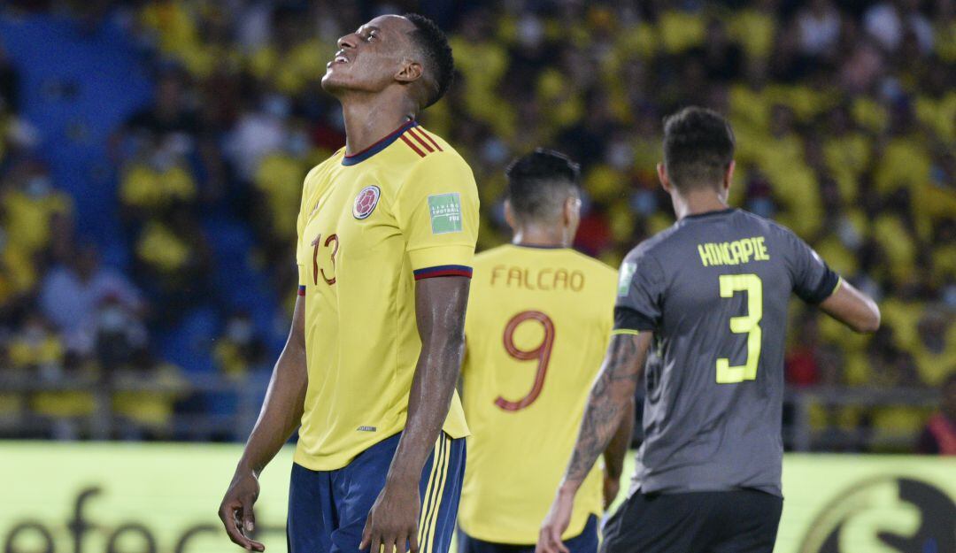 Yerry Mina se lamenta tras su gol agónico anulado ante Ecuador.