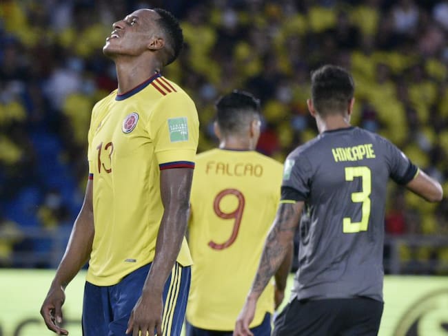 Yerry Mina se lamenta tras su gol agónico anulado ante Ecuador.