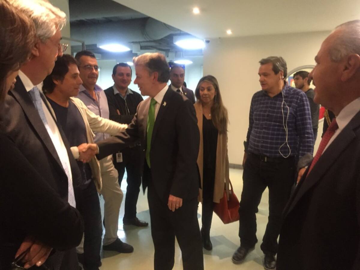 En su paso por las instalaciones de Caracol Radio, el presidente Santos saludó a Cesar Augusto Londoño. 