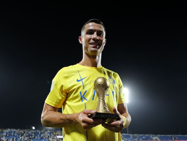 Cristiano Ronaldo posa con el trofeo de goleador después de la semifinal ante Al Shorta (Photo by Abdullah Mahdi / AFP) (Photo by ABDULLAH MAHDI/AFP via Getty Images)
