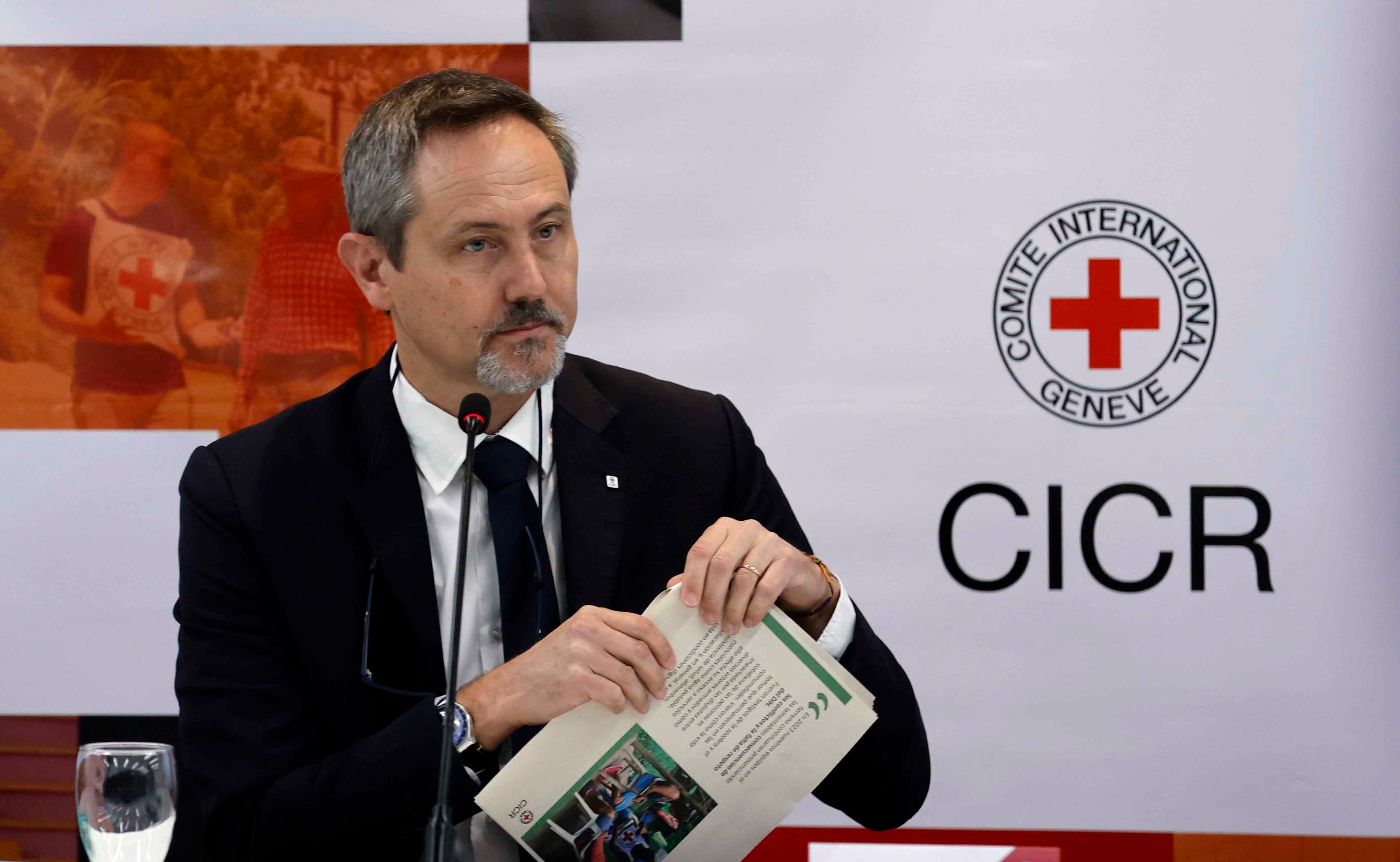 AME4421. BOGOTÁ (COLOMBIA), 03/04/2024.- El jefe de la delegación del CICR en Colombia, Lorenzo Caraffi, habla durante una rueda de prensa este miércoles en Bogotá (Colombia). Más de 145.000 personas tuvieron que desplazarse individualmente en Colombia durante 2023 por el conflicto armado, según el informe anual del Comité Internacional de la Cruz Roja (CICR), cifra que supone un aumento del 18 % con respecto a 2022. EFE/Mauricio Dueñas Castañeda