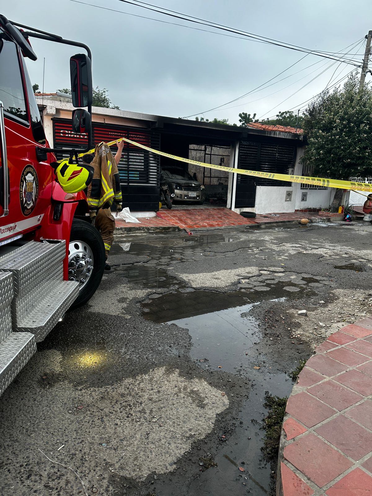Incendio en vivienda del barrio Prados del Este. / Foto: Cortesía.