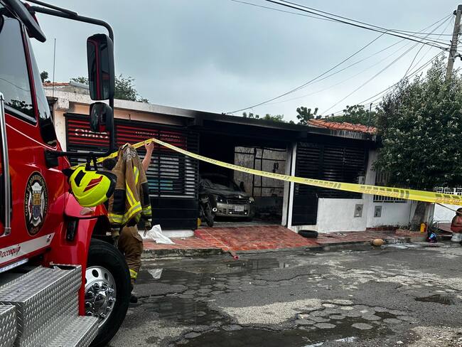 Incendio en vivienda del barrio Prados del Este. / Foto: Cortesía.