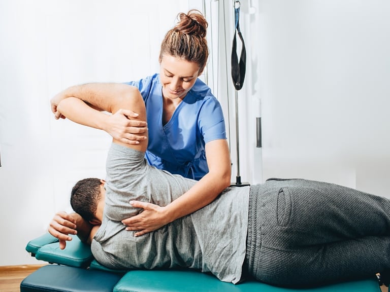 Hombre durante sesión de fisioterapia // imagen de referencia Getty Images
