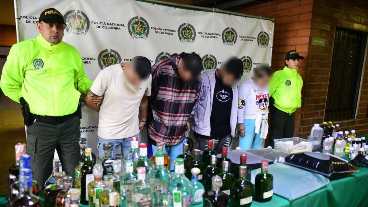 Cerca de 300 botellas de licor adulterado fueron incautadas en Bello