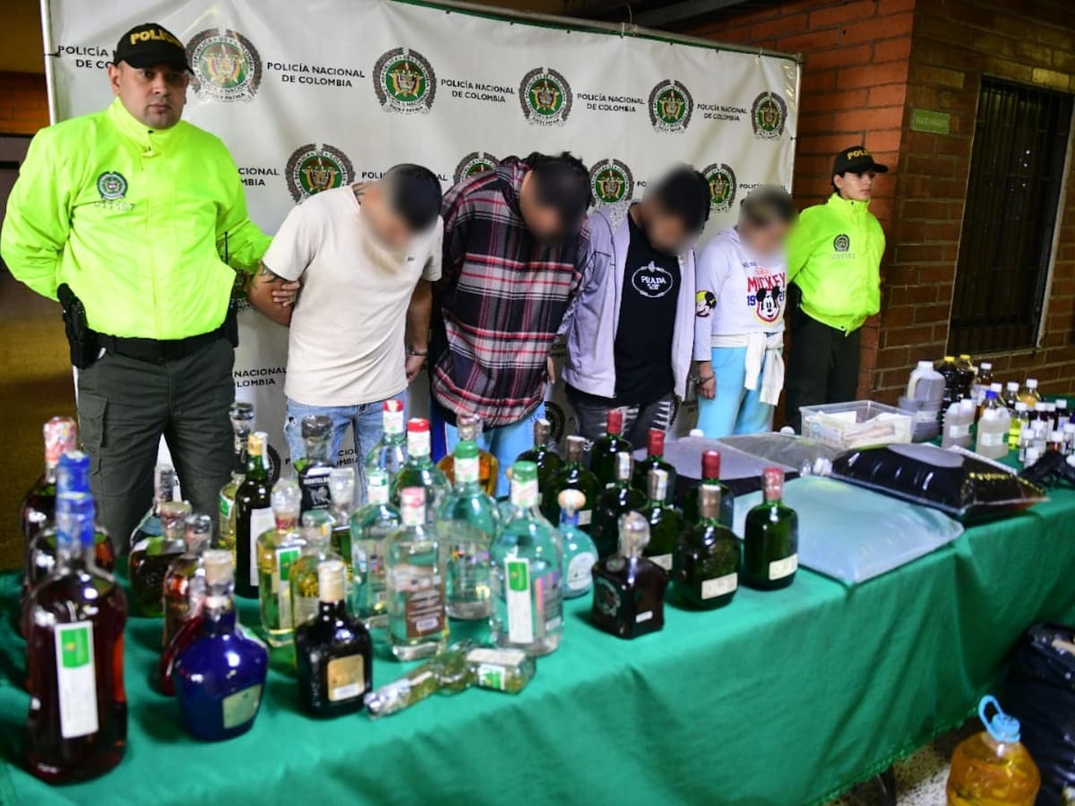 Cerca de 300 botellas de licor adulterado fueron incautadas en Bello