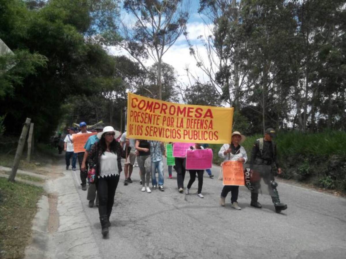 Habitantes de la Mesa de Los Santos marcharon por pago de peaje