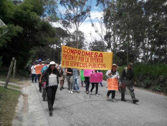 Habitantes de la Mesa de Los Santos marcharon por pago de peaje