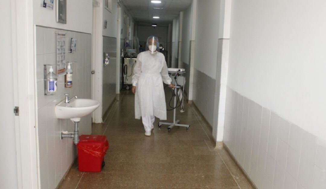 El centro asistencial suspendió todos los procedimientos quirúrgicos no esenciales y solamente podrá ingresar un visitante por paciente