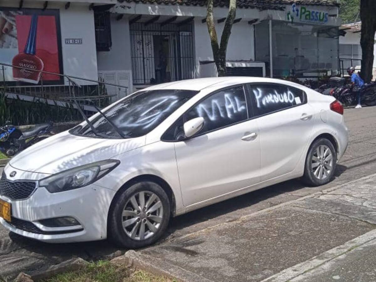 Hombre pintó con aerosol un vehículo que parquearon frente a su casa en Ibagué