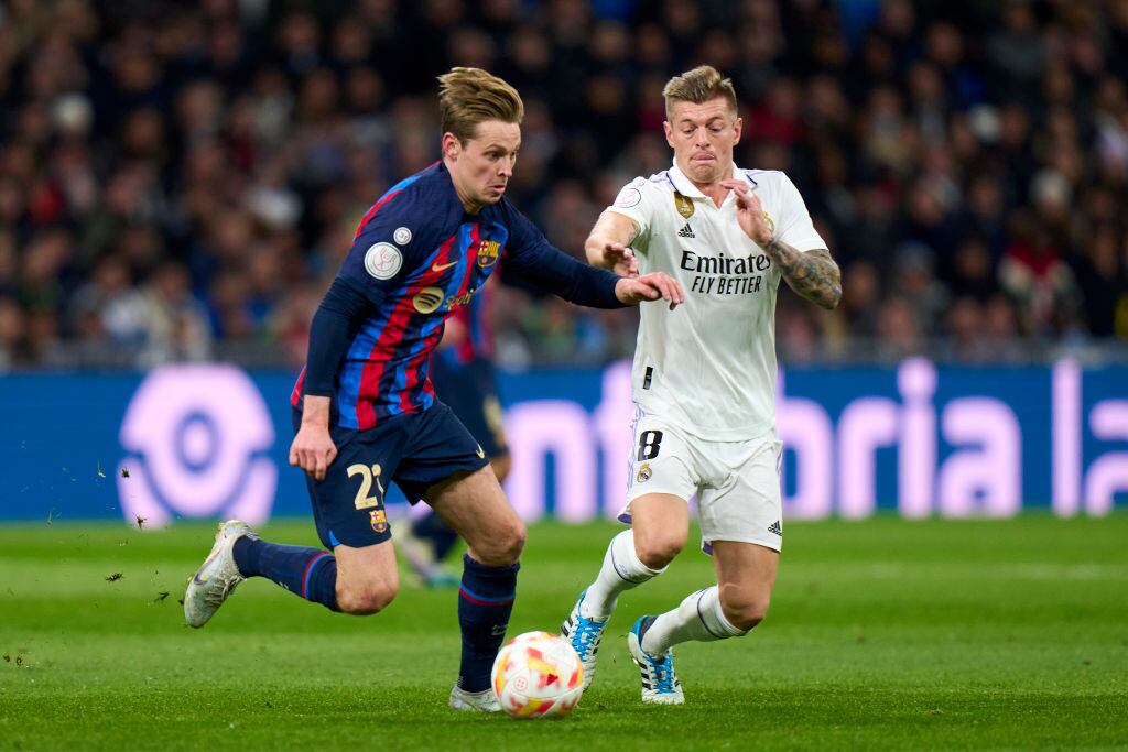 Toni Kroos del Real Madrid CF en un duelo con Frenkie de Jong del Barcelona (Photo by Diego Souto/Quality Sport Images/Getty Images)