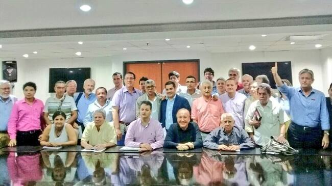 Reunión de alcalde Rodolfo Hernández con ambientalistas que rechazan la minería en zona aledaña al páramo. Foto: Alcaldía de Bucaramanga