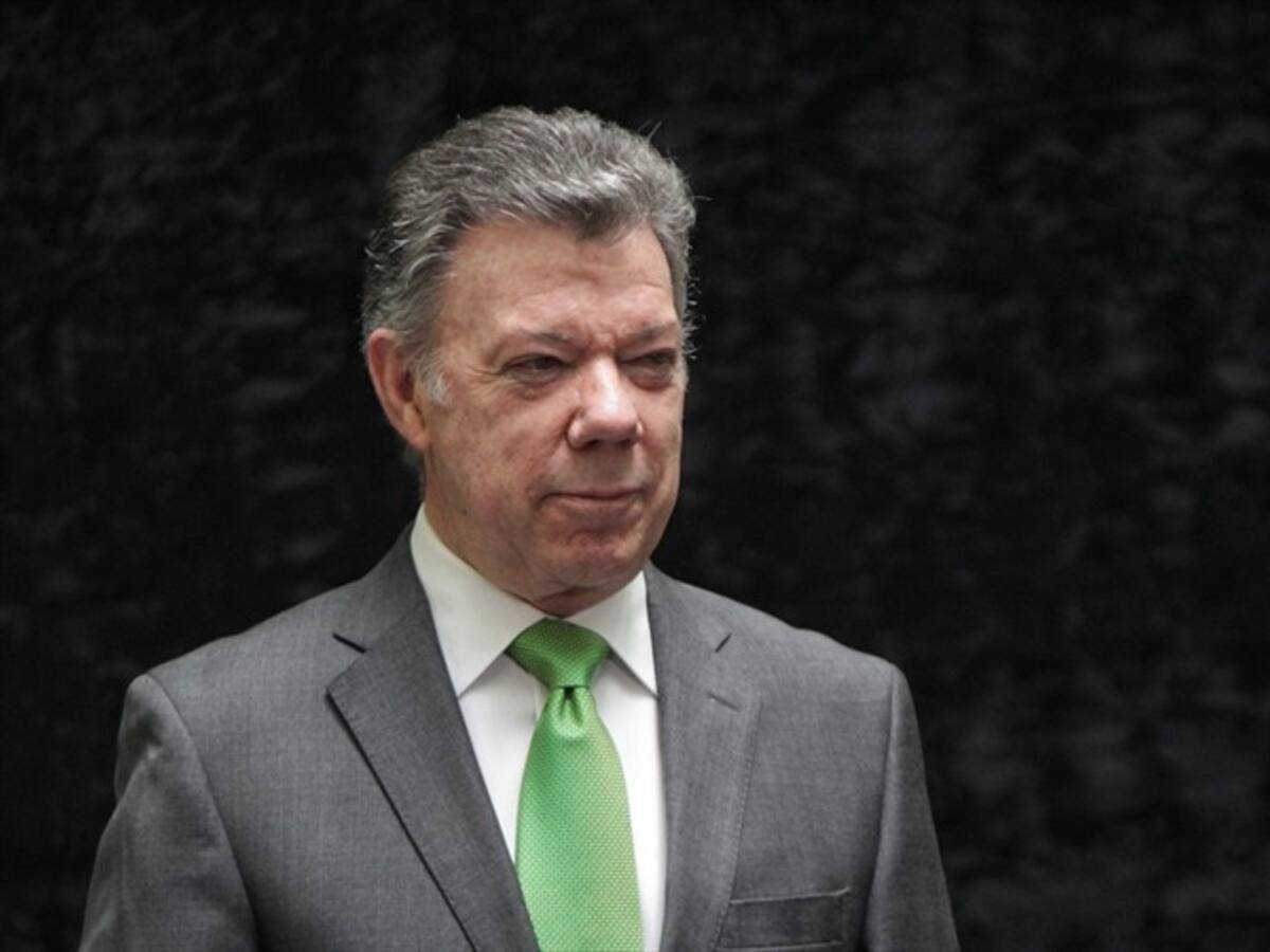 Santos sancionó ley que exige que se les pague a los médicos residentes