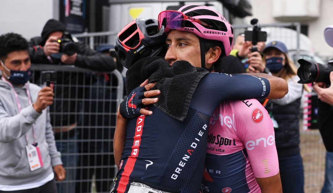 Daniel Felipe Martínez y Egan Bernal celebran al cierre de una etapa de la última semana del Giro de Italia.