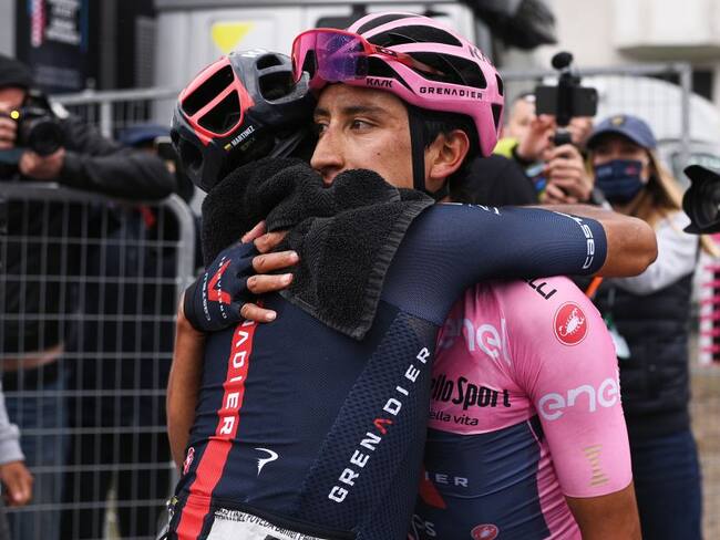Daniel Felipe Martínez y Egan Bernal celebran al cierre de una etapa de la última semana del Giro de Italia.