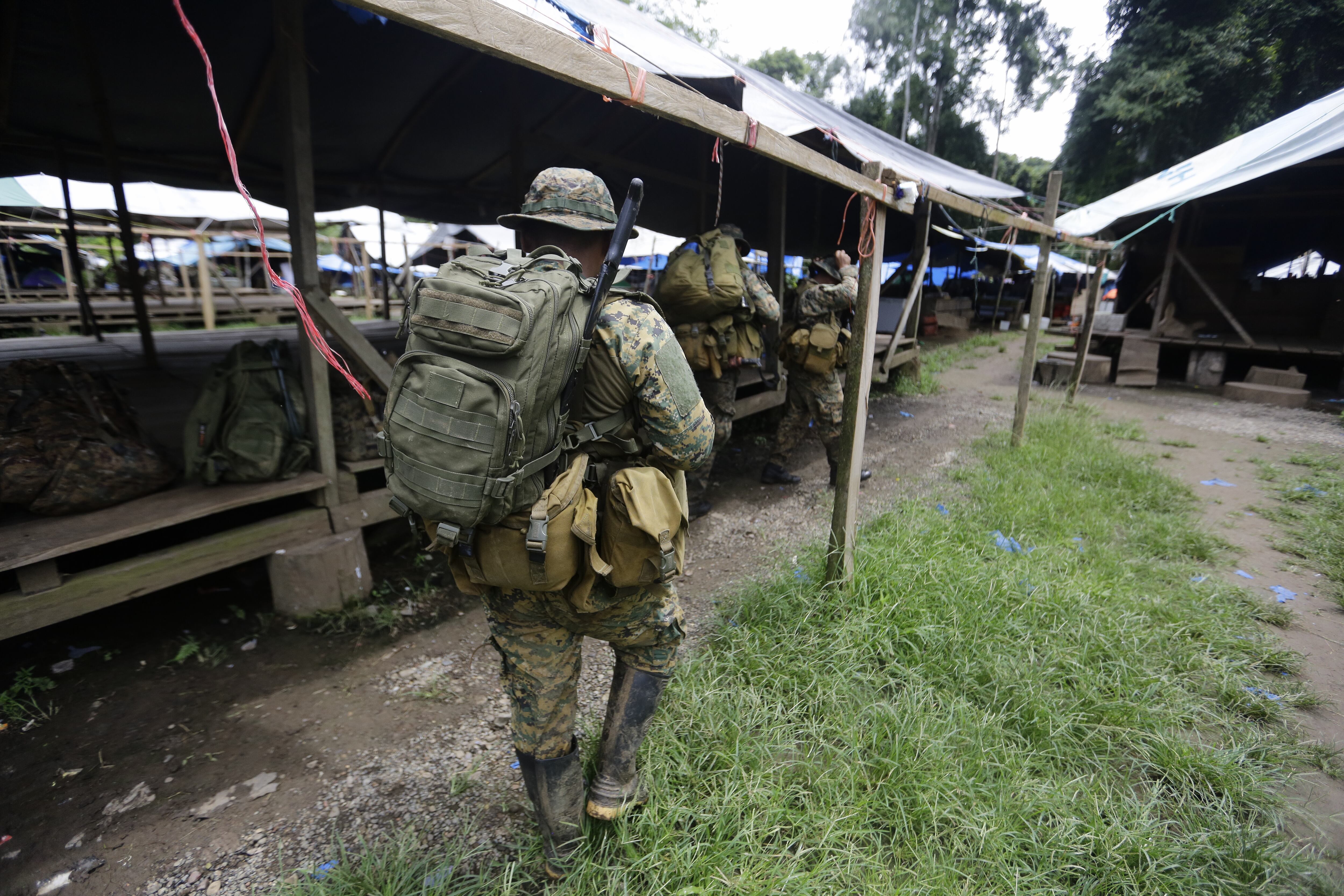 Autoridades panameñas en el Tapón del Darién. Foto: EFE/Carlos Lemos.