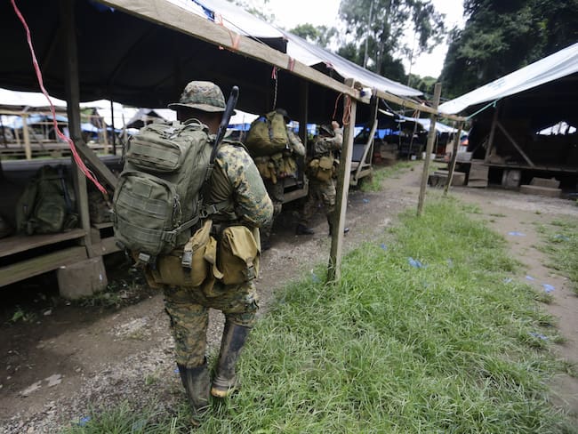 Autoridades panameñas en el Tapón del Darién. Foto: EFE/Carlos Lemos.
