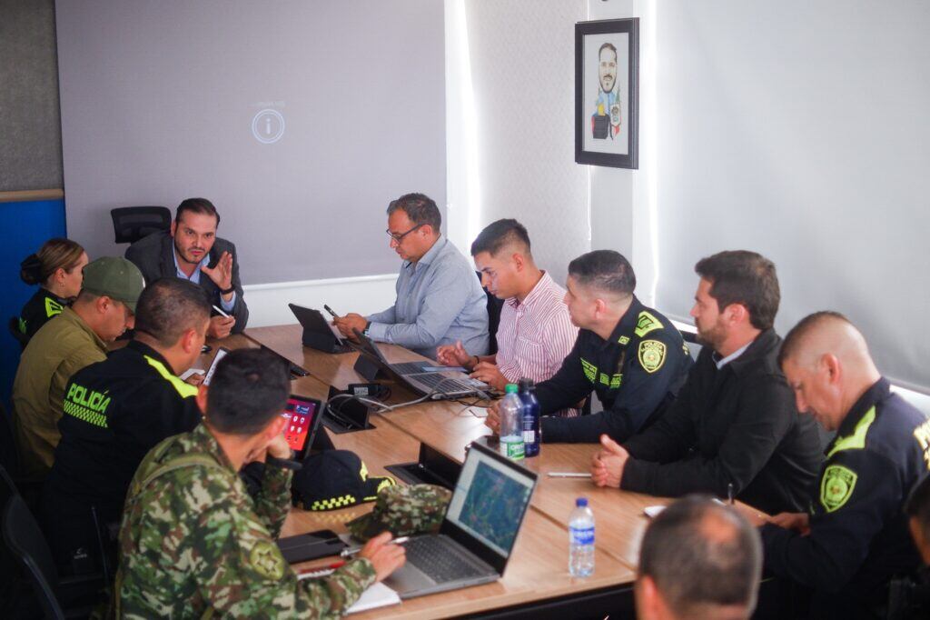 Consejo extraordinario de seguridad entre las autoridades municipales, departamentales, la policía y el ejército. Foto: Gobernación de Caldas.