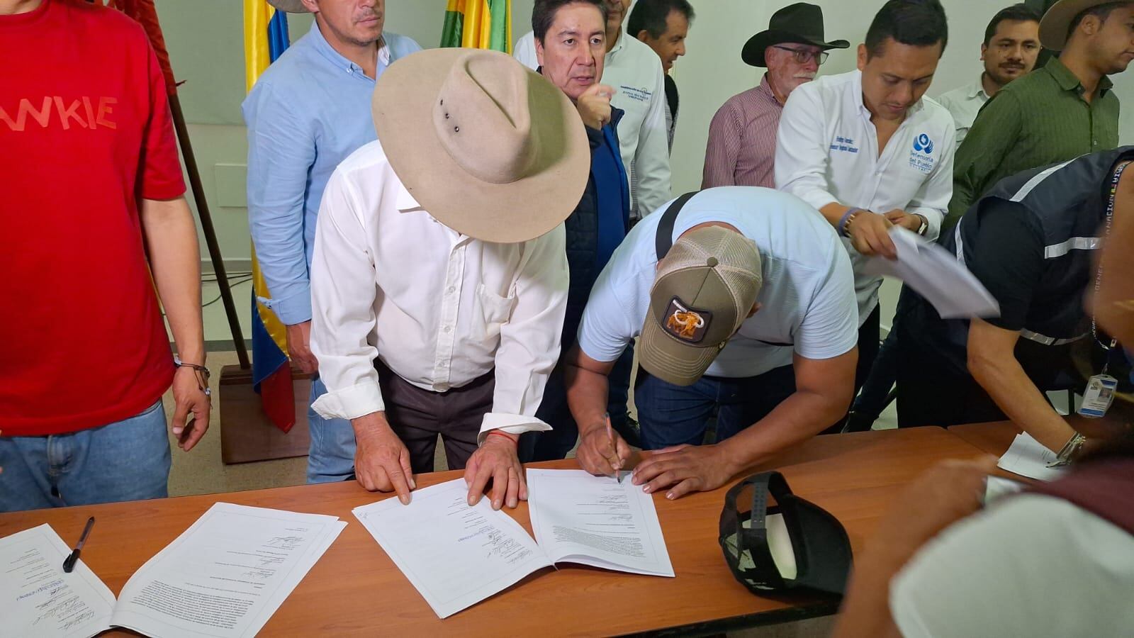 Firma acuerdo entre campesinos y gobierno