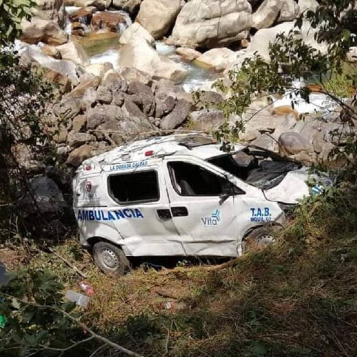 4 personas heridas, tras volcamiento de ambulancia que rodó por abismo
