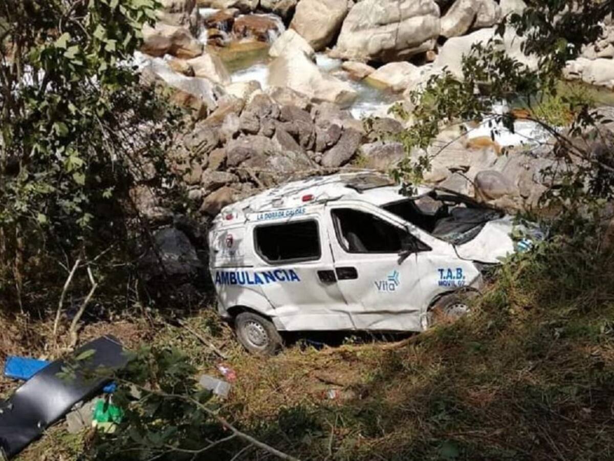 4 personas heridas, tras volcamiento de ambulancia que rodó por abismo