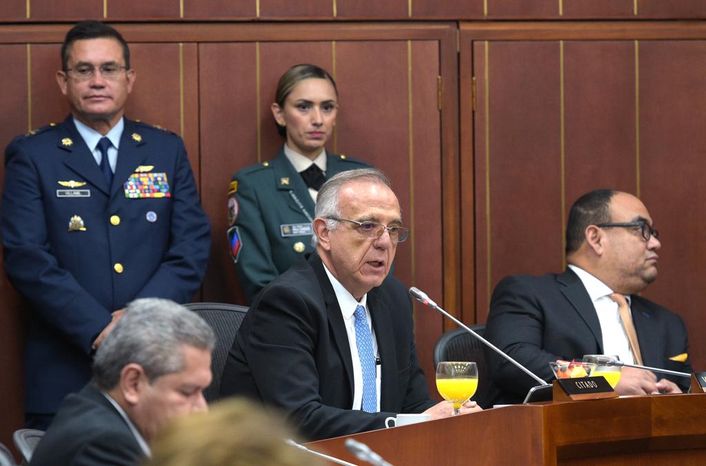 Ministro de Defensa, Iván Velásquez, presentando en el Senado hojas de vida de oficiales para ascensos. Cortesía: Ministerio de Defensa.