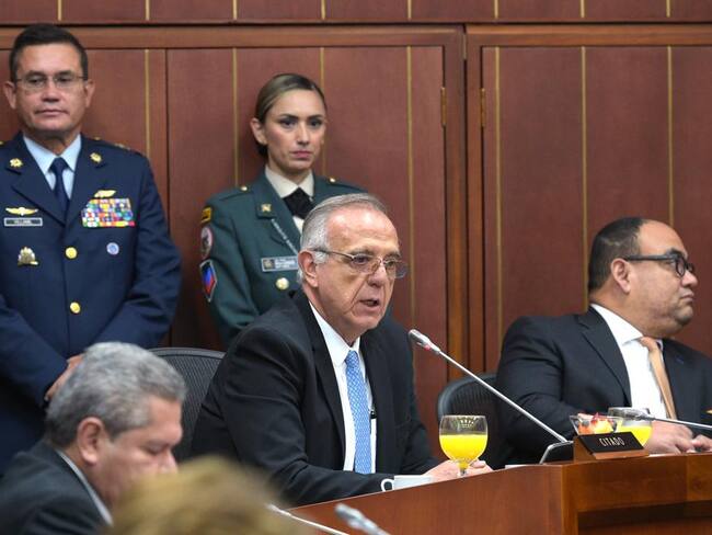 Ministro de Defensa, Iván Velásquez, presentando en el Senado hojas de vida de oficiales para ascensos. Cortesía: Ministerio de Defensa.