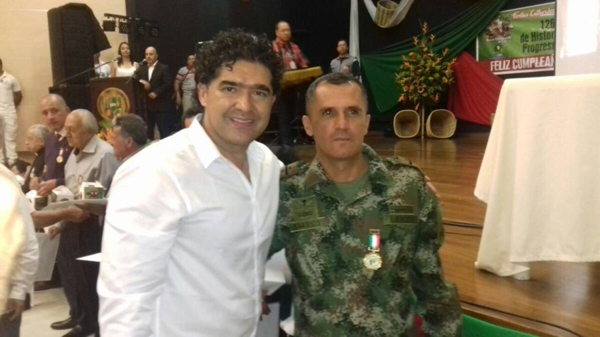 El alcalde de Montenegro Álvaro Hernández entrego medalla al mérito cívico al comandante del batallón Cisneros