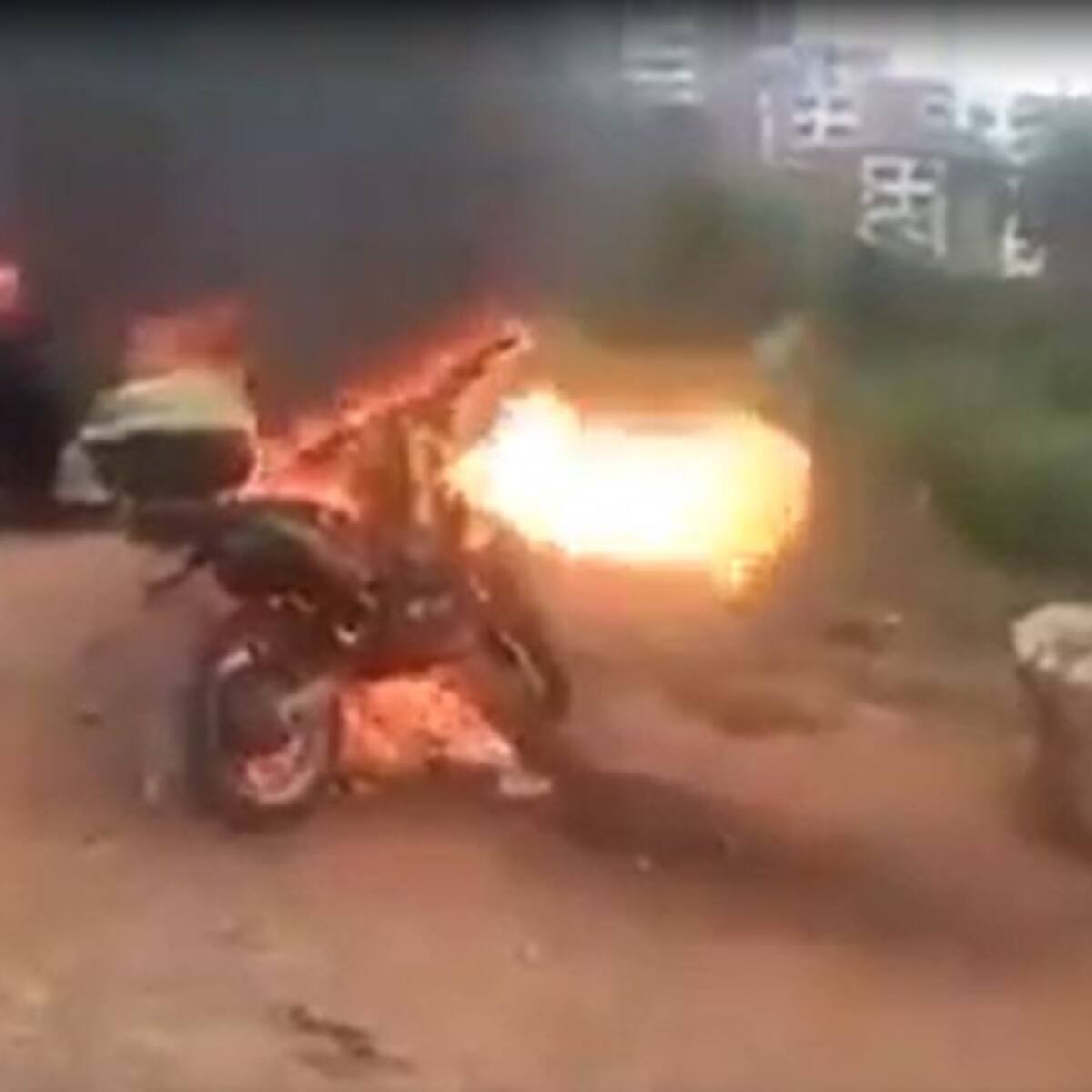 Moto de policía fue incinerada en acompañamiento a bomberos en la comuna 20