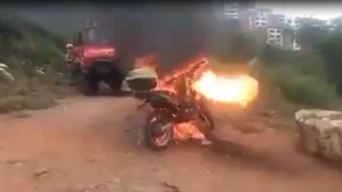 Moto de policía fue incinerada en acompañamiento a bomberos en la comuna 20