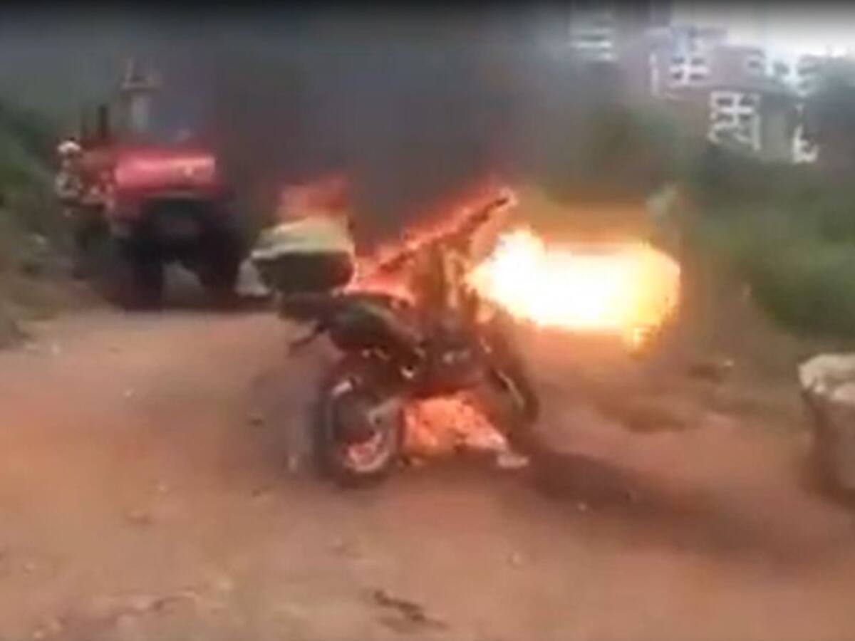Moto de policía fue incinerada en acompañamiento a bomberos en la comuna 20